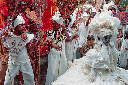 De udkl�dte karnevalsdeltagere